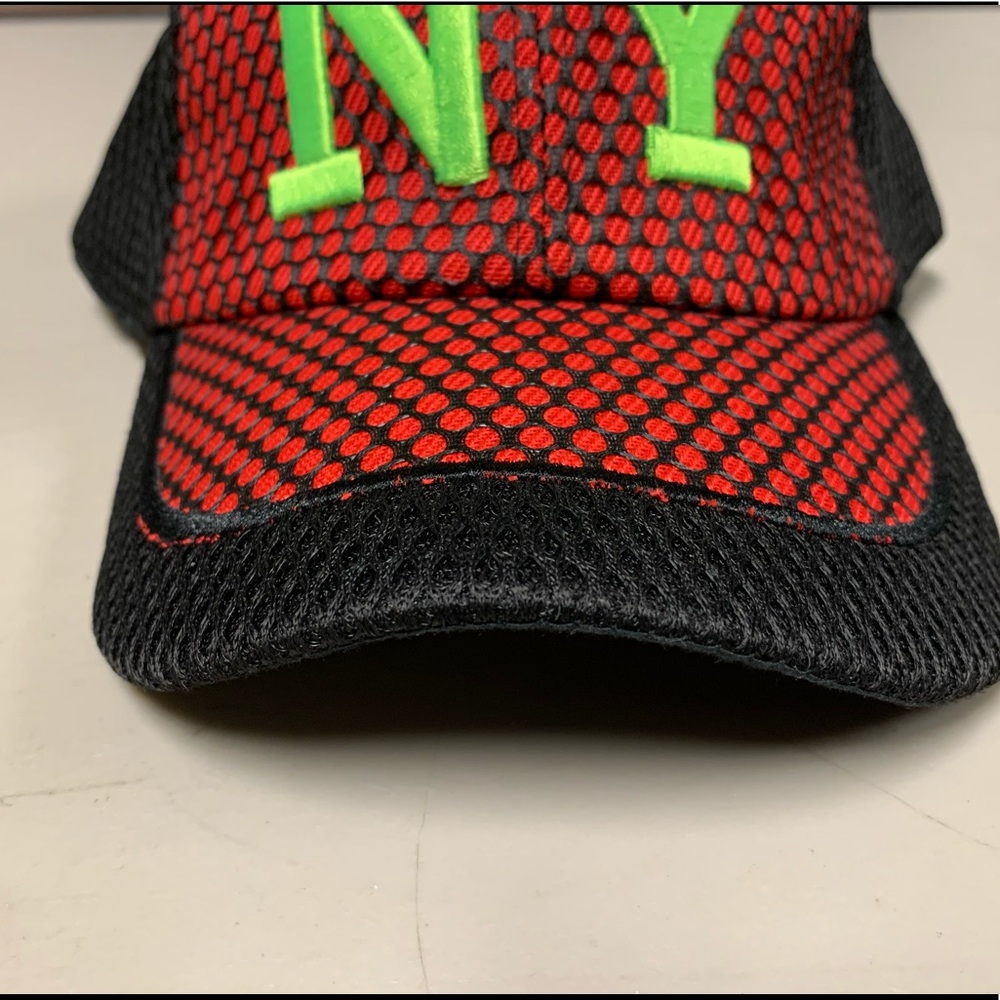NYC hat Velcro adjustability red black - Picture 11 of 11